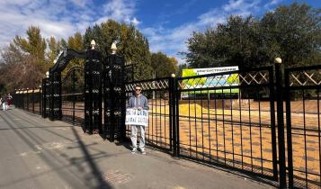 «Мы за школу! Школе быть!», — с такими призывами неравнодушные горожане, выступающие за скорейшее начало строительства школы в п. Молодежный в Саратове, провели перформанс