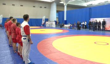 В спорткомплексе «Кристалл» собрались порядка двухсот спортсменов из 12 районов области