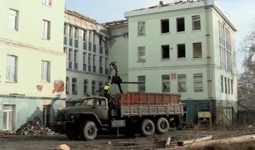 В рамках реконструкции здания железнодорожного вокзала здесь начаты работы по сносу общежития