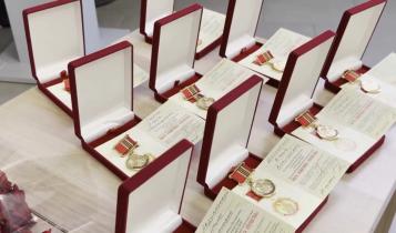 Эта награда была учреждена весной 2025 года по инициативе руководителя Благотворительного фонда по поддержке прав семьи и детей «Неравнодушные сердца» Аллы Фетисовой