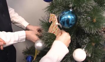 К встрече долгожданного и любимого зимнего торжества готовятся в офисах и магазинах, в дошкольных и средних образовательных учреждениях