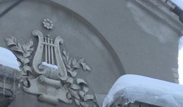 Как только после большого снегопада наступает оттепель или идет сильный дождь, в квартирах начинается ливень