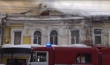 Огонь охватил кровлю двухэтажного жилого дома на Большой Казачьей