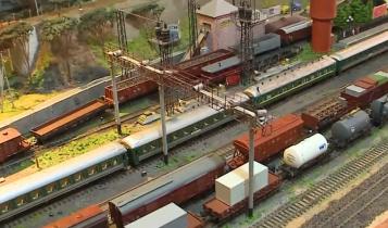 Сергей Фоломкин прокладывает рельсы и возводит миниатюрные станции прямо у себя на чердаке