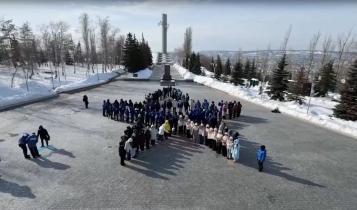 В нем приняли участие студенты высших учебных заведений Саратова, а также активисты молодежных общественных организаций – более 150 человек