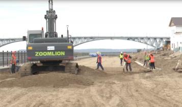 Сейчас ведутся работы в рамках третьего этапа – от моста до пляжа в Затоне