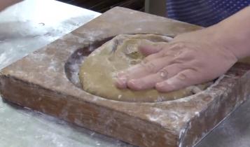 Раньше его называли «медовым хлебом» и готовили с большим количеством меда и пряностей