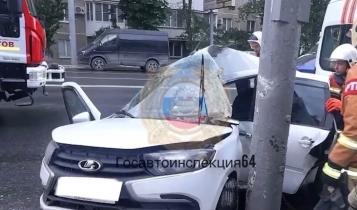 Напротив дома № 19 по улице Чернышевского водитель «Лады Гранты» не справился с управлением и врезался в световую опору