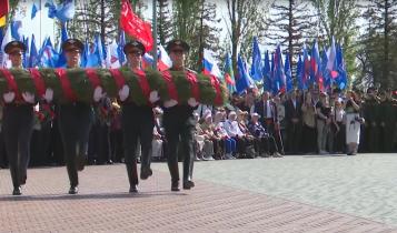 Возлагали цветы, осматривали технику