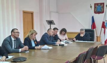В Пугачевском районе планируют построить ледовую арену и ФОК, в Калининске – новый плавательный бассейн