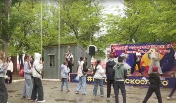 Многие выбирают лагеря и школьные площадки
