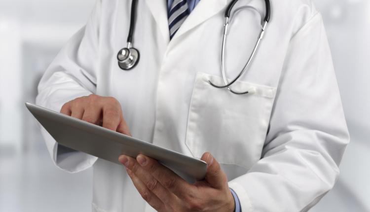 Doctor_on_digital_tablet