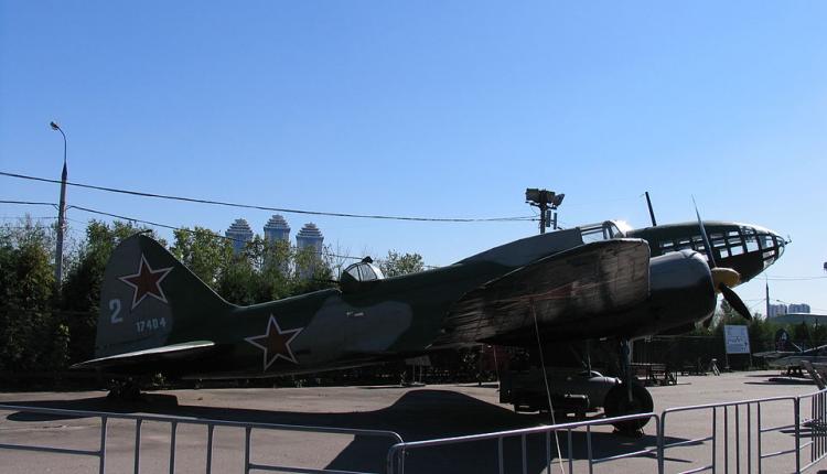 960px-Il-4_side_view_Moscow