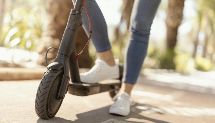 young-woman-rides-in-a-electrical-scooter-in-the-city