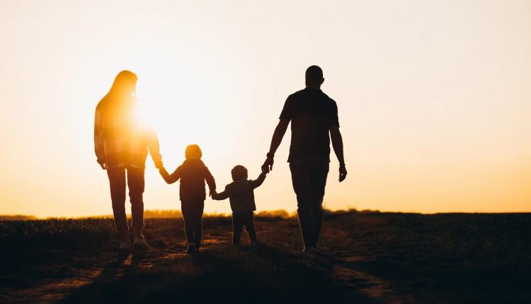 happy-family-silhouette-on-the-sunset_1303-22466