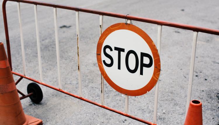 mobile-steel-barrier-fence-with-stop-sign