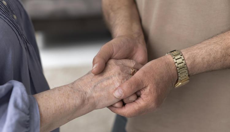 close-up-couple-holding-hands