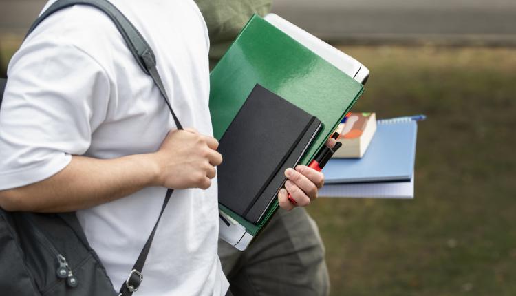 college-students-cramming-outdoor