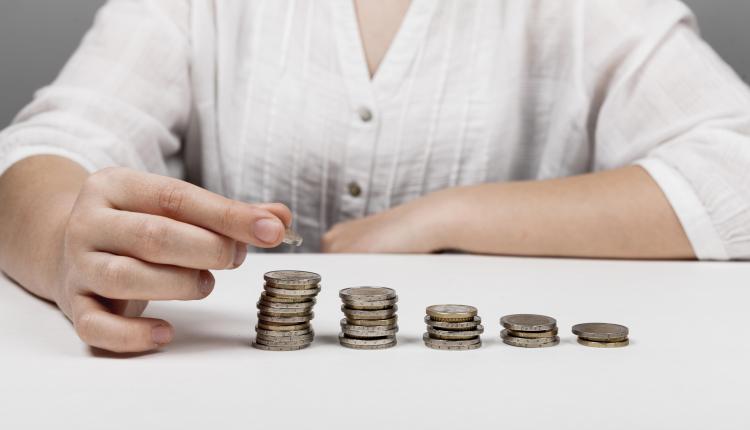 descending-piles-of-coins-and-woman