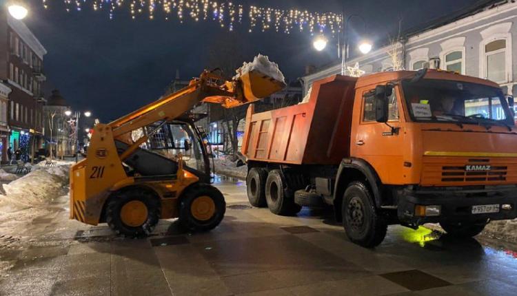 В Саратове и Энгельсе уборку снега вели и в ночное время