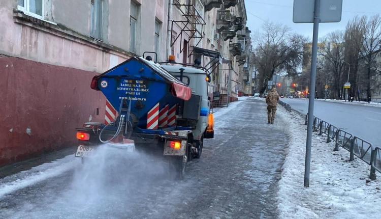 Глава Саратова поручила коммунальным службам провести повторную противогололедную обработку тротуаров