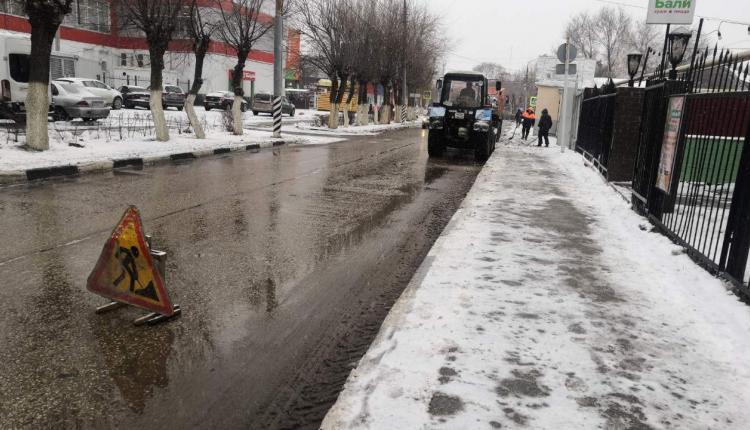 В Саратове, Балакове и Энгельсе круглосуточно идут работы по ликвидации снега и наледи