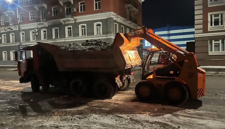 Саратов, Энгельс и Балаково продолжают очищать от снега и наледи