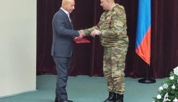 Командир 99-го полка Андрей Пойдо наградил медалями «За укрепление боевого содружества» руководителей тепличных хозяйств региона 