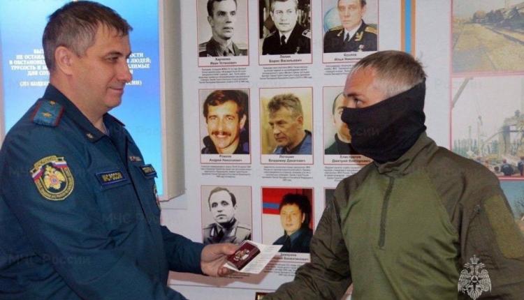 За смелость и неравнодушие житель Вольска награжден нагрудным знаком МЧС России «За заслуги»