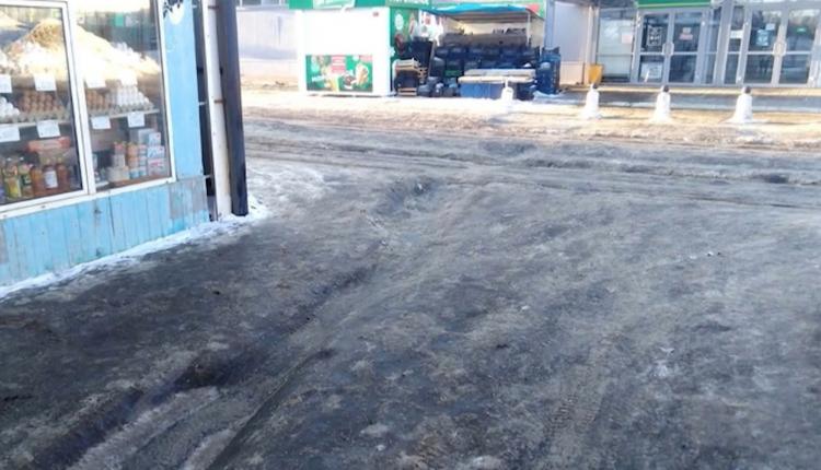 Жители Саратова продолжают жаловаться на неубранные от снега и льда тротуары