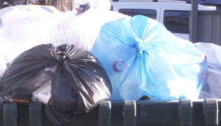 Жители продолжают жаловаться на переполненные мусорные контейнеры