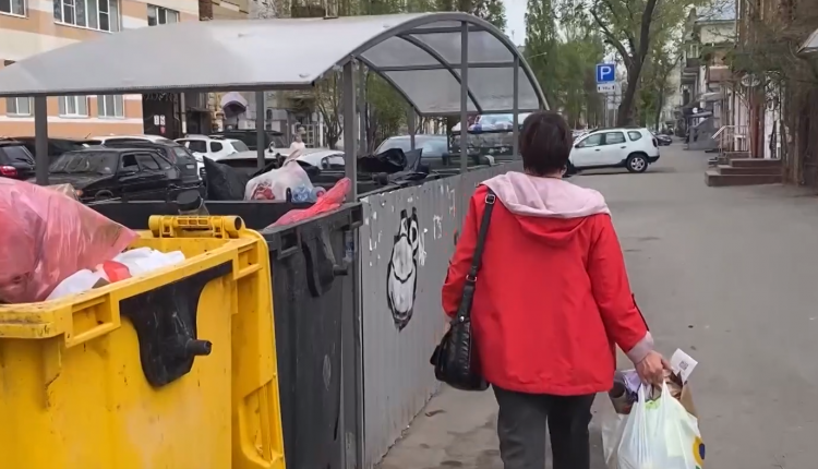 Администрация предложила жителям дома по улице Большая Казачья выносить мусорные отходы на соседние улицы