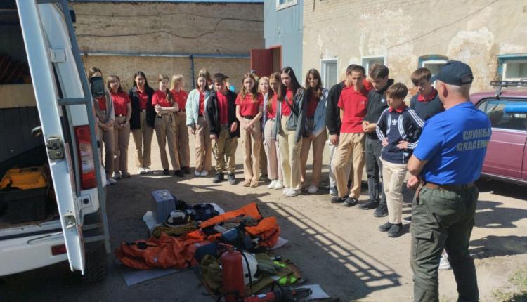 Спасатели учат школьников правилам поведения на водных объектах