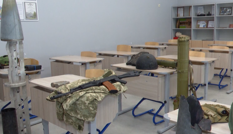 Саратовские военнослужащие передали школьникам гильзы, элементы снарядов и техники, которая стоит на вооружении ВСУ