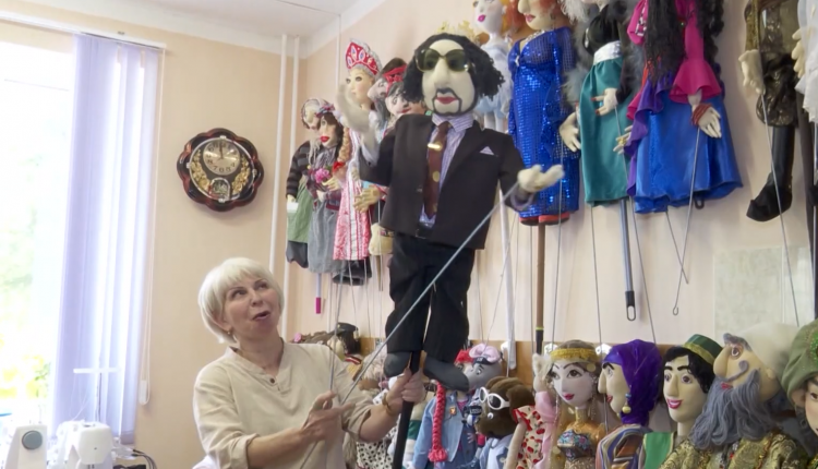 Активные пенсионеры сами мастерят кукол, изготавливают реквизит и даже гастролируют