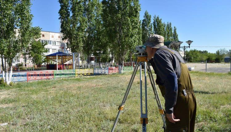 В поселке Михайловский по федеральному проекту благоустраивают зону отдыха с фонтаном