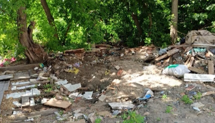 Кучи мусора образовались возле дома №117 по улице Пионерская, неподалеку от домов №7, №10 и №12 по улице Нагорной