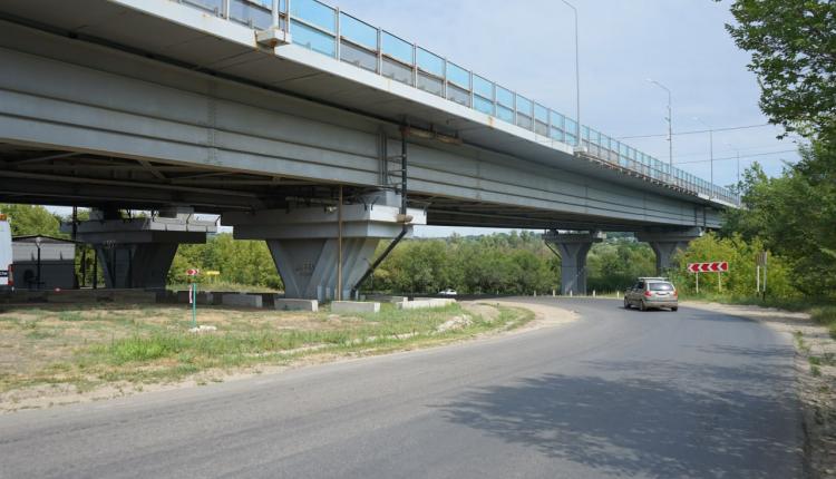 17 июля фрагмент моста обрушился на дорогу прямо перед машиной