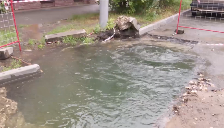 Судя по комментариям местных жителей, вода течет уже три дня