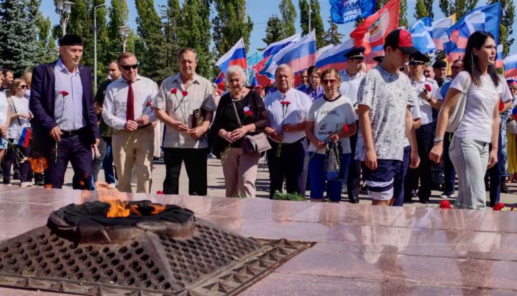 Участник СВО и мать – героиня в парке Победы подняли Государственный флаг 