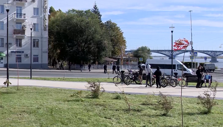 В рамках мероприятия организаторы, волонтеры и неравнодушные жители города высадили 13 саженцев сумаха и 20 декоративных кустарников