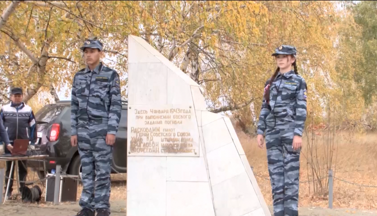 В честь памятной даты для всей Саратовской области на месте гибели экипажа прошел митинг с участием школьников