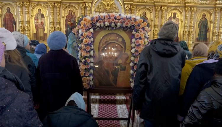 Перед началом большого шествия митрополит Саратовский и Вольский Игнатий совершил в храме Казанской иконы Божией Матери Божественную литургию