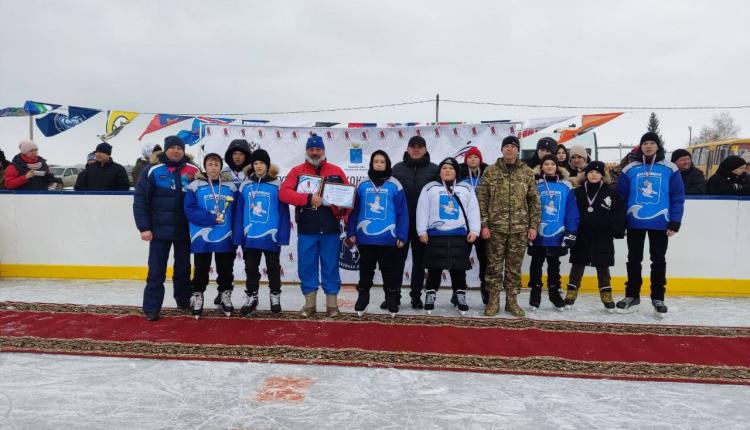 Школьники обучаются игре в волейбол