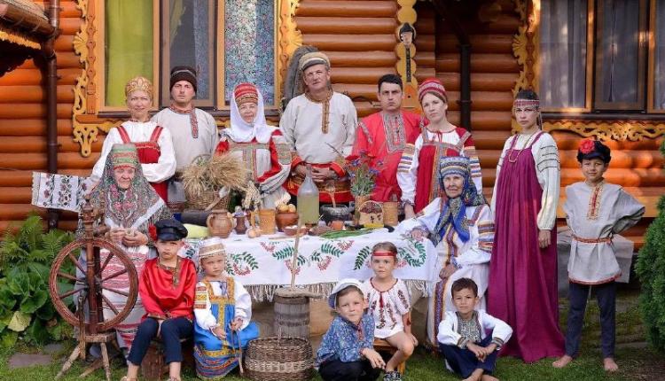 Саратовским мамам и детям предлагают примерить национальные костюмы 