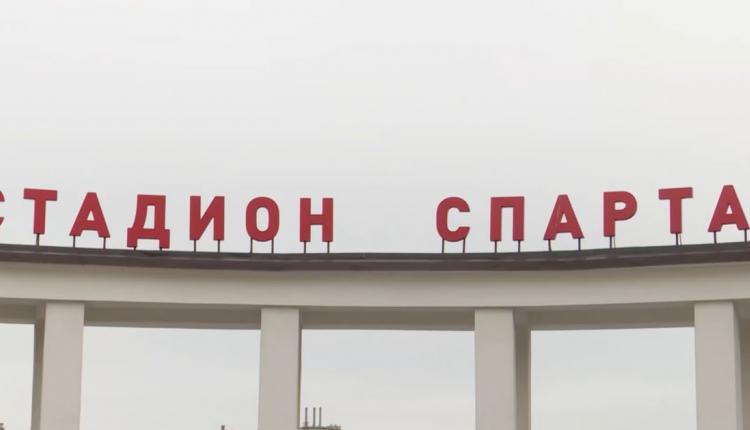 Теперь на стадионе по будням можно покататься на коньках с 18:00 до 22:00, по выходным — с 12:00 до 22:00