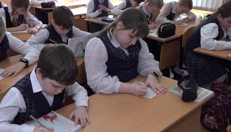 Детские письма и рисунки, наполненные теплотой и искренними пожеланиями, отправляются на фронт регулярно
