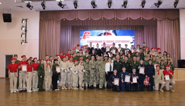 Вчера на базе лицея «Солярис» 22 юнармейских команды состязались в различных дисциплинах: военизированной эстафете, спортивном и военном блоках