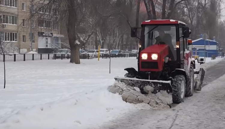 В областном центре до сих пор продолжают ликвидировать последствия снегопада