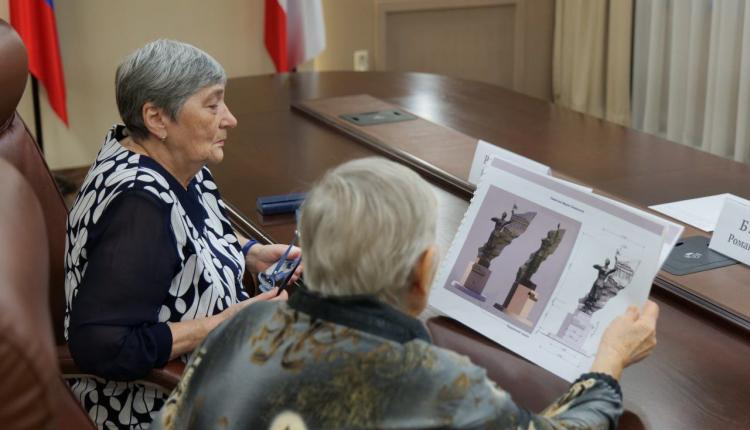 Предложение разместить памятник в Парке Победы на встрече с губернатором Романом Бусаргиным также высказывали дочери Марии Филипповны